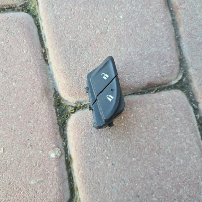 Przycisk otwieranie boczka Opel Insignia B 26200592