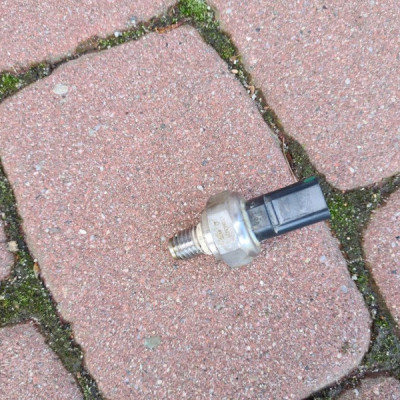 Czujnik oleju 1.4T Opel Astra K V 12653421