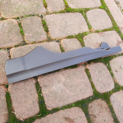 Osłona szyny fotela prawa Opel Insignia 13281333