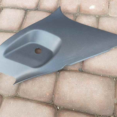 Obudowa osłona podsufitka prawa Astra H 13190988