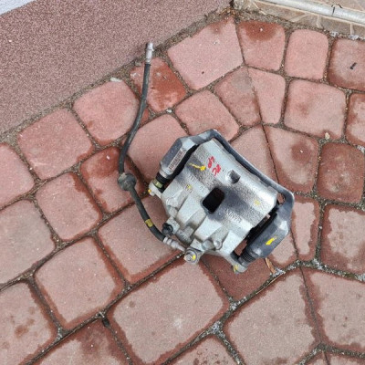 Zacisk przód przedni lewy jażmo Opel Zafira C Astra J