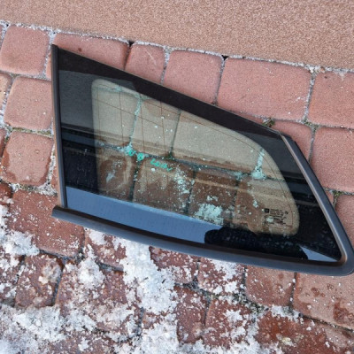 Szyba tył tylna kombi jasna zwykła uszczelka Opel Insignia B 2017r