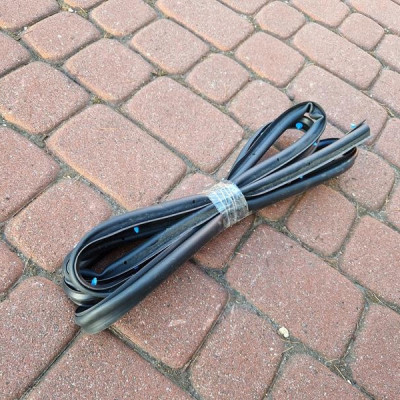 Uszczelka wewnetrzna drzwi zgarniacz prawa przód Opel Insignia B