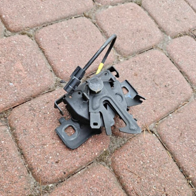 Zamek maski EUROPA Vivaro B Trafic III Talento 656011705R