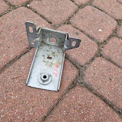 Uchwyt mocowanie błotnika wspornik prawy Vivaro B Trafic III Talento