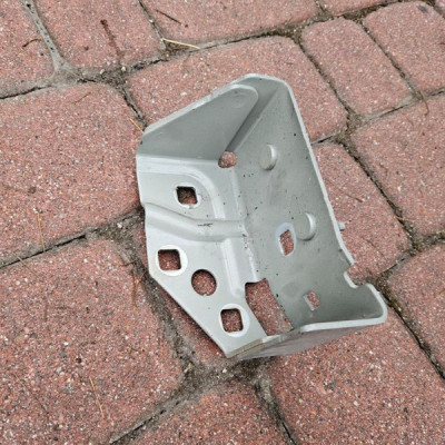 Uchwyt mocowanie błotnika wspornik prawy Vivaro B Trafic III Talento