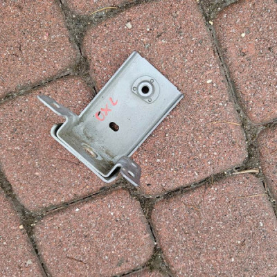 Uchwyt mocowanie błotnika wspornik lewy Vivaro B Trafic III Talento