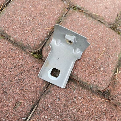 Uchwyt mocowanie błotnika wspornik pasa przód Vivaro B Trafic III Talento