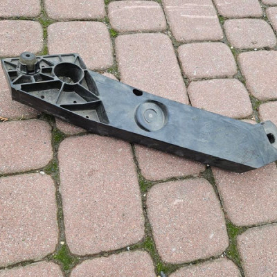 Wspornik pasa przedni prawy uchwyt Vivaro B Trafic III Talento 625001299R