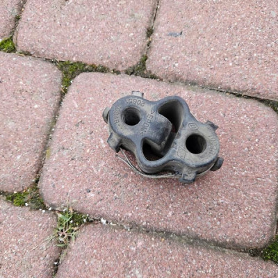 Uchwyt mocowanie wydechu wspornik guma Vivaro B Trafic III Talento