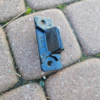 Rygiel uchwyt zamek zabezpieczenie zamka Vivaro B Trafic III Talento