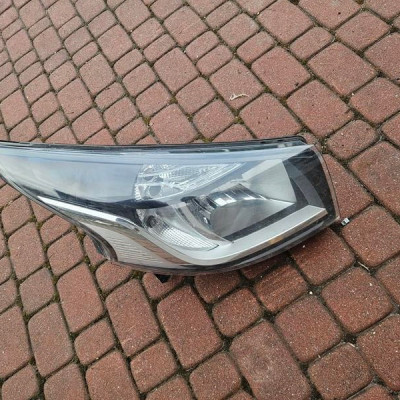 Lampa przód przednia prawa Vivaro B Trafic III Talento 260108047R