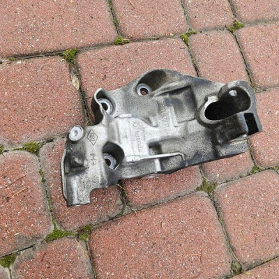 Łapa alternatora podstawa 2.0D LIFT Vivaro B Trafic III Talento 117102877R