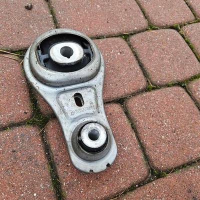 Uchwyt łapa silnika 2.0D Vivaro B Trafic III Talento 112388746R 93866731