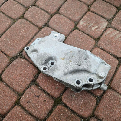 Łapa poduszka silnika 2.0DCI LIFT Vivaro B Trafic III Talento 112313157R