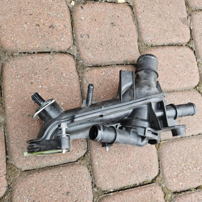 Obudowa termostatu kolanko 2.0D LIFT Vivaro B Trafic III Talento 110602449R