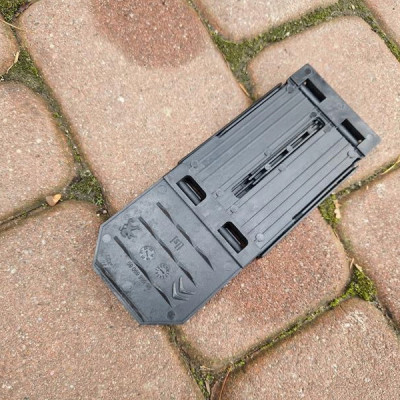 Klin pod koło blokada Opel Corsa F Peugeot 2008 Citroen DS3 9656869080