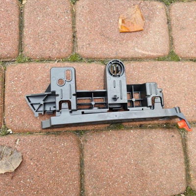 Ślizg przód przedni lewy kompletny błotnika Opel Adam 13495490 13355308