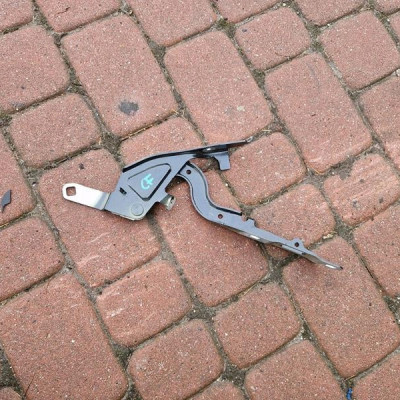 Zawias maski pokrywy silnika prawy Opel Corsa F 9823211580