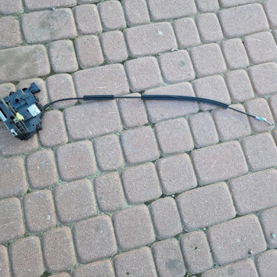 Zamek przód przedni prawy EUROPA Opel Corsa D 13258274