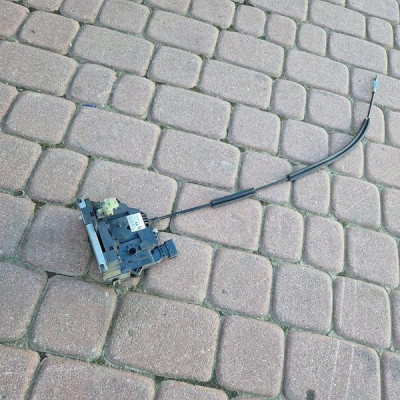 Zamek przód przedni lewy EUROPA Opel Corsa D 13258271