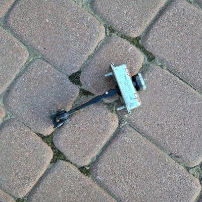 Ogranicznik przód przedni drzwi Opel Corsa D 13242975