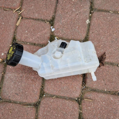 Zbiorniczek płynu hamulcowego serwa Renault Captur II 2