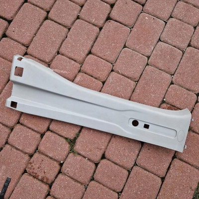 Obudowa słupka słupek prawy Vivaro B Trafic III 769135169R