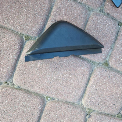 Zaślepka błotnika prawa Opel Vivaro B Trafic III Talento 638742087R