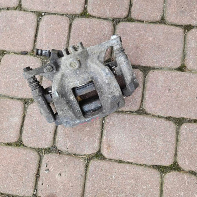 Zacisk przód przedni prawy jażmo przód Vivaro B Trafic III Talento