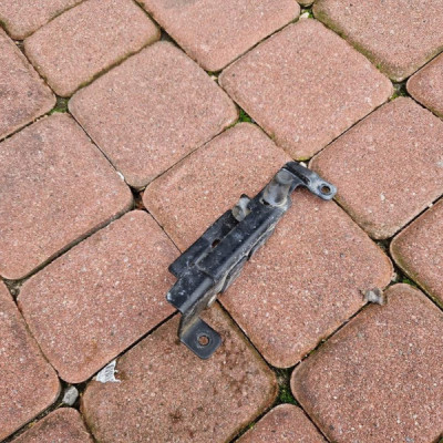 Zamek rygiel drzwi tył tylny skrzydełek Vivaro B Trafic III Talento