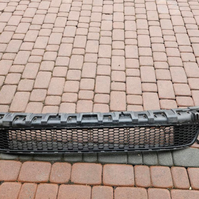 Kratka zderzaka środkowa CAŁA nie uszk Opel Vivaro B Trafic III 622544919R