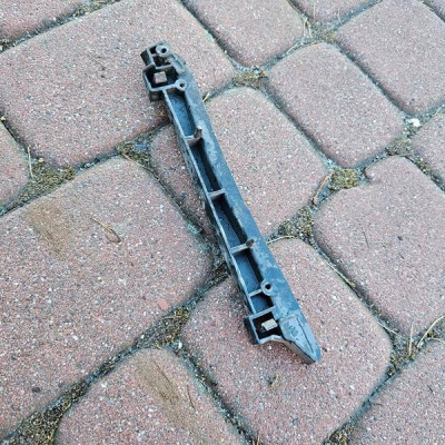 Ślizg błotnika prawy mocowanie zderzaka Opel Meriva B 13378441