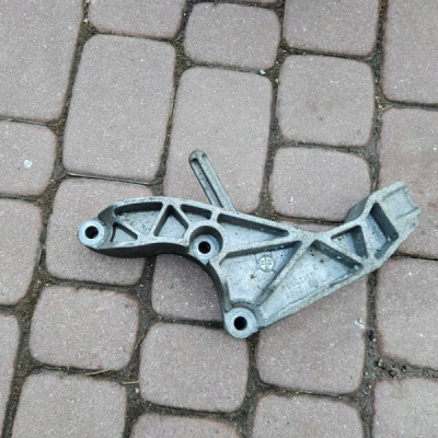 Łapa mocowanie uchwyt skrzyni Opel Meriva B 13125634