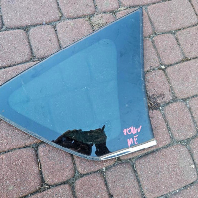 Szyba tył tylna prawa ciemna chrom karoseryjna 2014r Opel Meriva B