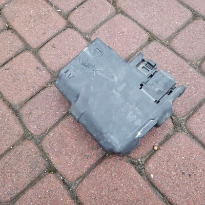 Obudowa osłona bezpieczników bezpieczniki TS Opel Meriva B 13362767