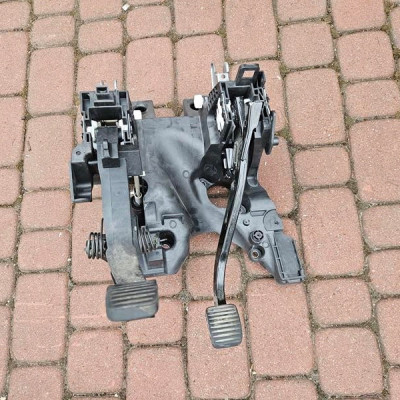 Pedal pedały manual EUROPA Opel Meriva B 13434744