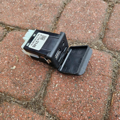 Gniazdo USB czytnik kart Opel Meriva B 13363146