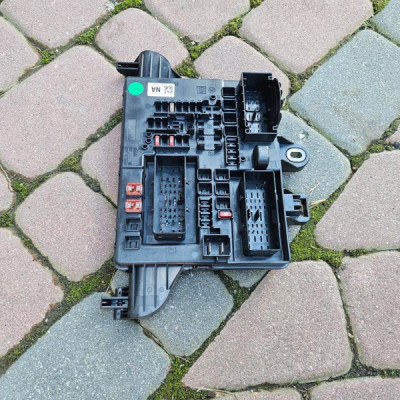 Skrzynka bezpieczników bagaznika Opel Insignia 13277317