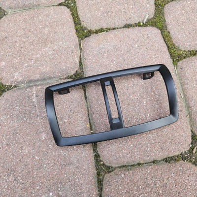 Obudowa kratka ramka nawiewu tunelu tył tylna nadmuchu Opel Insignia