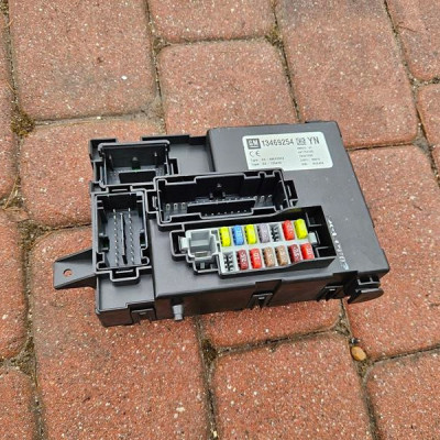 Skrzynka bezpieczników BSI 13469254 Opel Meriva B