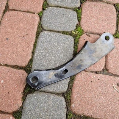 Wspornik łacznik sanek prawy Renault Captur II 2 551A25551R