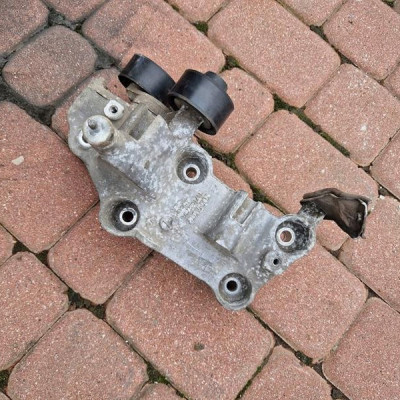 Uchwyt łapa mocowanie alternatora Movano Master 2.3DCI 117102273R