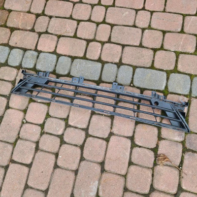 Kratka zderzaka przedniego LIFT FL srodkowa grill Opel Astra K 39130495