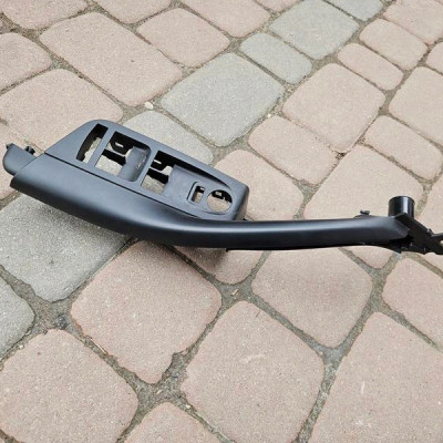 Boczek tapicerka uchwyt mocowanie boczka rączka wspornik Opel Astra K