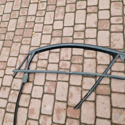 Listwa zgarniacz drzwi uszczelka przód przednia Opel Astra 4 IV J