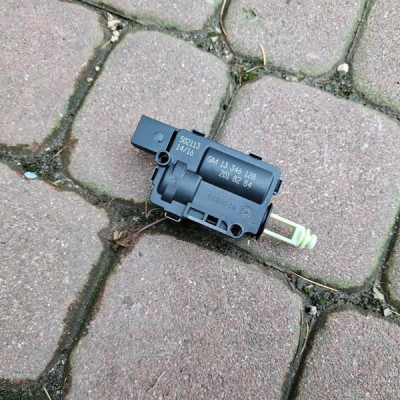 Zamek tylnej kanapy mechanizm siłownik Opel Astra K Insignia B 13346128