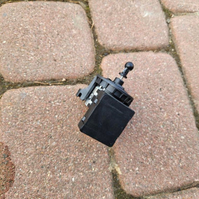 Silniczek lampy przedniej xenon Opel Mokka MOKKA X