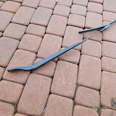 Ramie pióro wycieraczki prawe EUROPA Opel Corsa F E-Corsa 9822931880