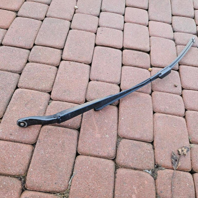 Ramie pióro wycieraczki lewe EUROPA Opel Corsa F E-Corsa 9822931680